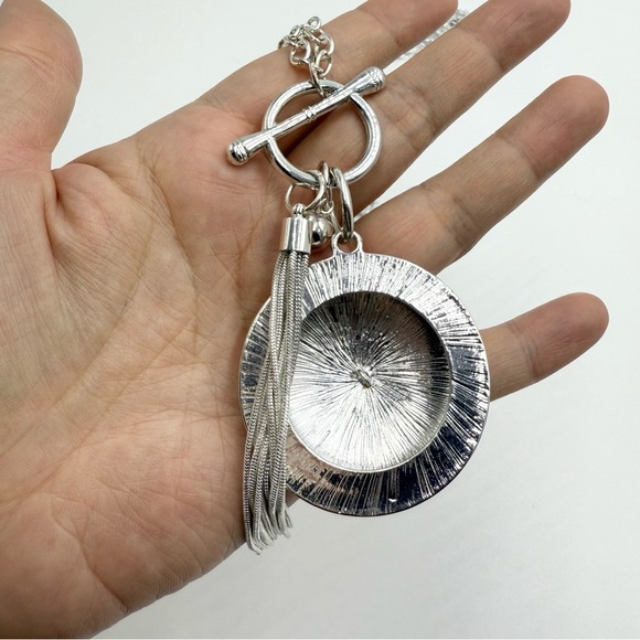 C1946 Silver Tone Tussle Large Pendant Drop Toggle Necklace - Picture 8 of 9